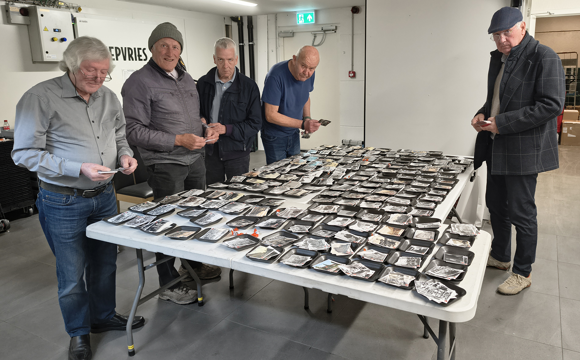 Stickers sorteren in de achtergrond Beervelde 2026